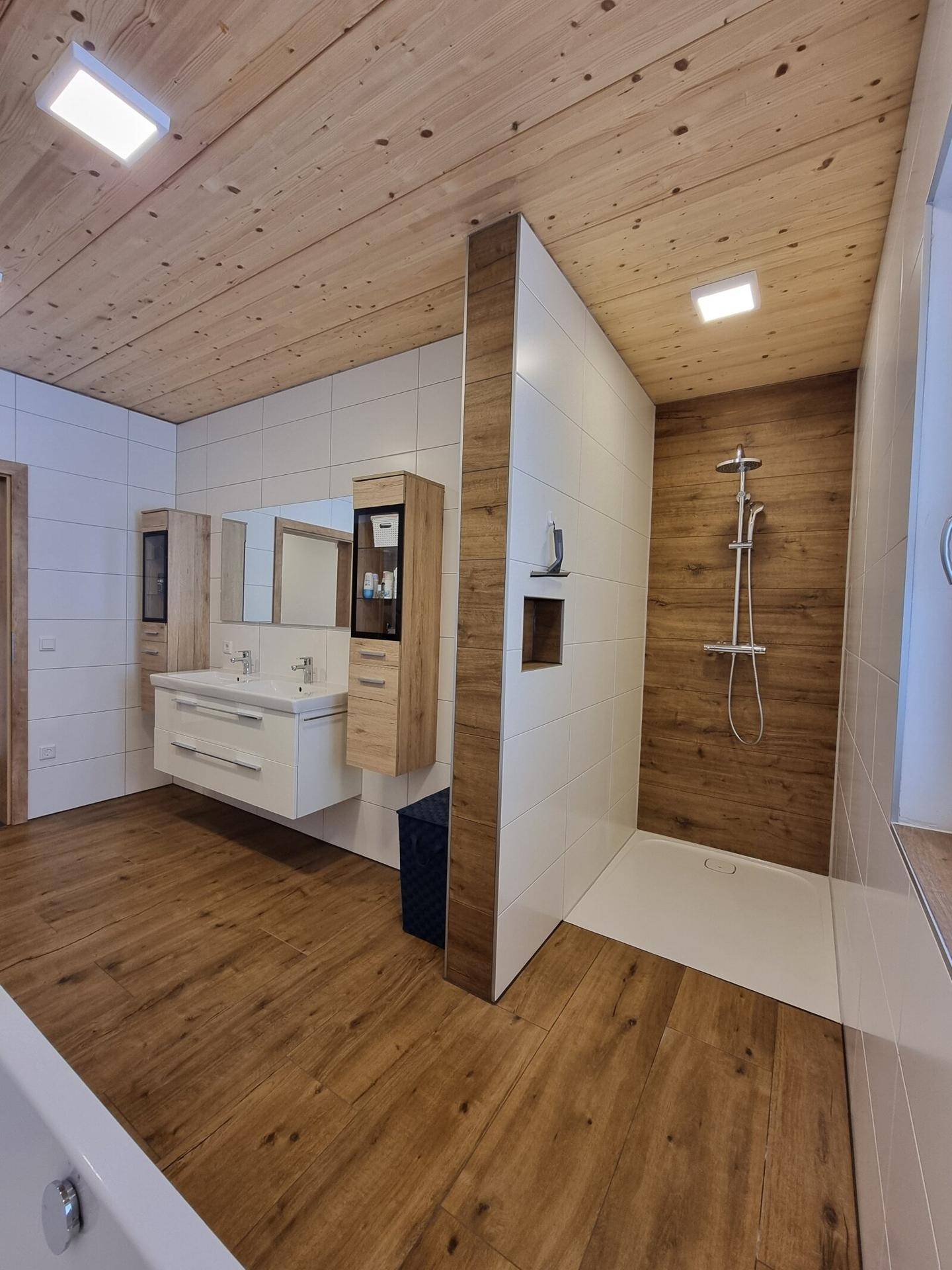 Modernes Badezimmer mit begehbarer Dusche, Doppelwaschbecken und Holz- und Fliesenoberflächen.