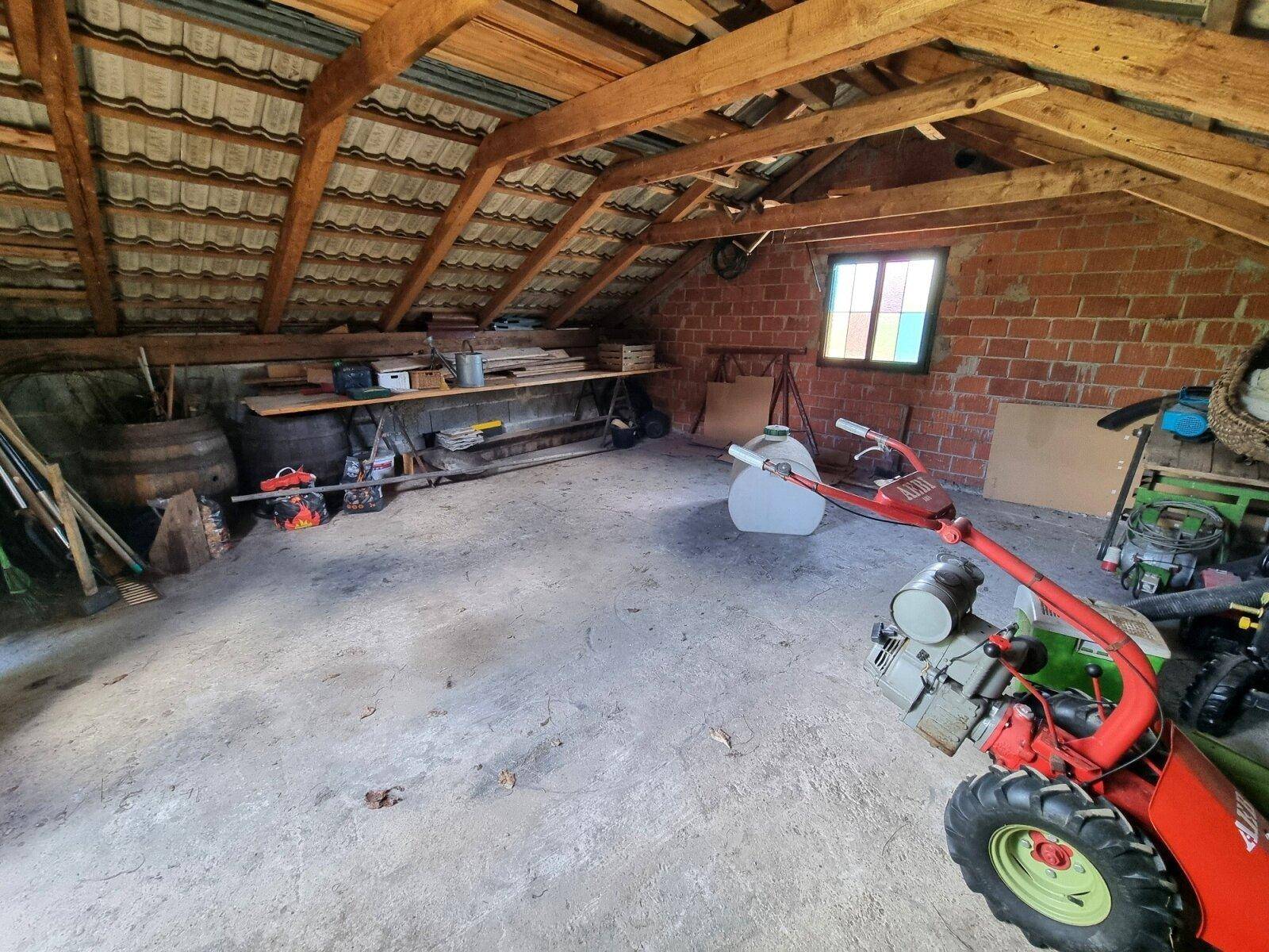 Geräumiger Dachboden mit offenem Holzdachstuhl und Stauraum.