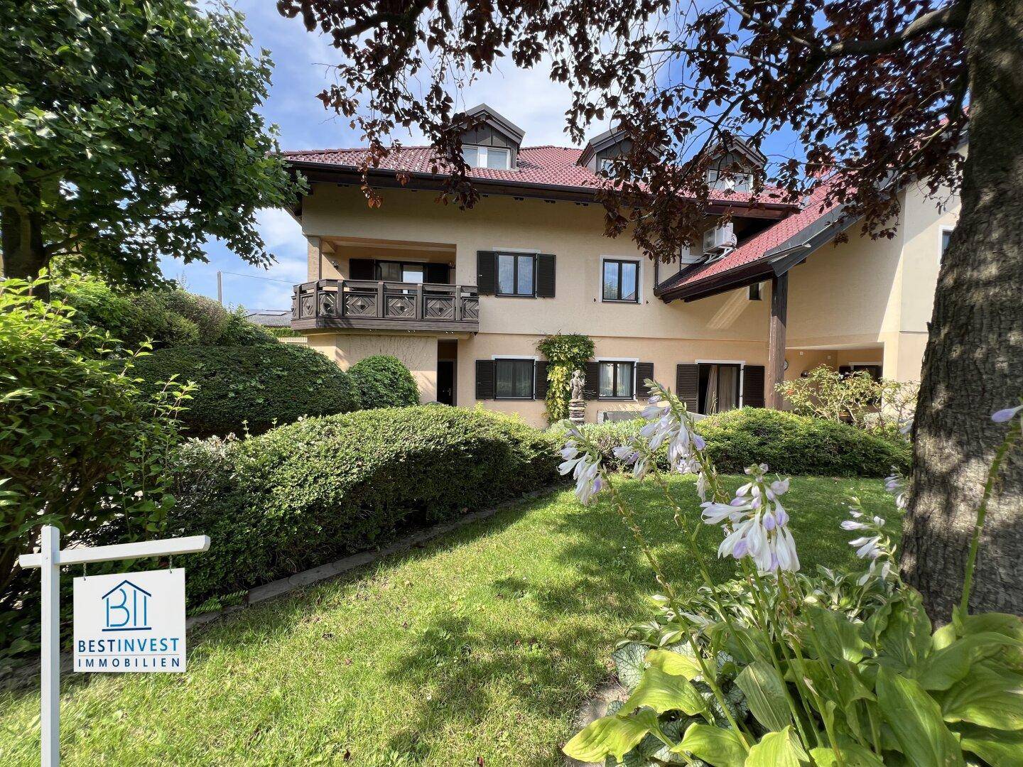 Charmantes Wohnhaus mit traditioneller Architektur, umgeben von einem gepflegten Garten.