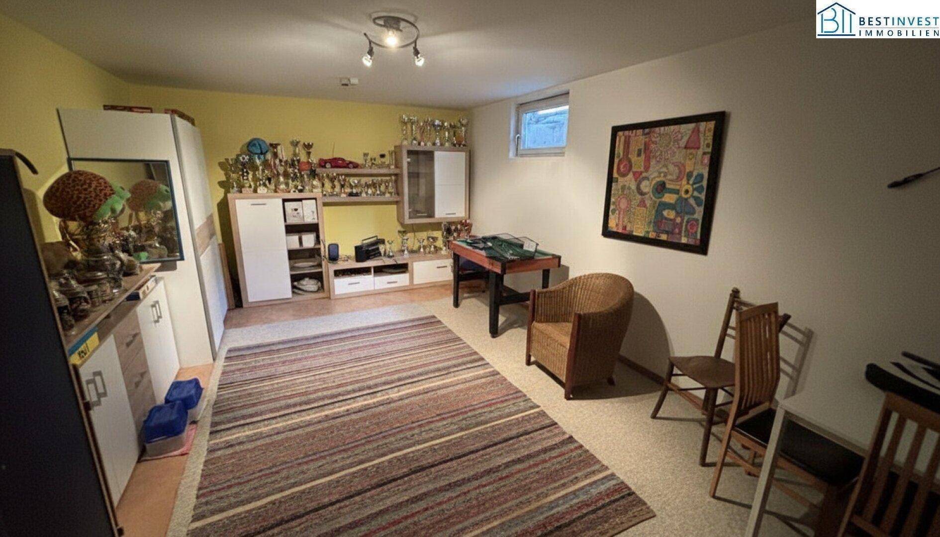 Geräumiger Kellerraum mit Teppichboden, Stauraum und kleinem Fenster.