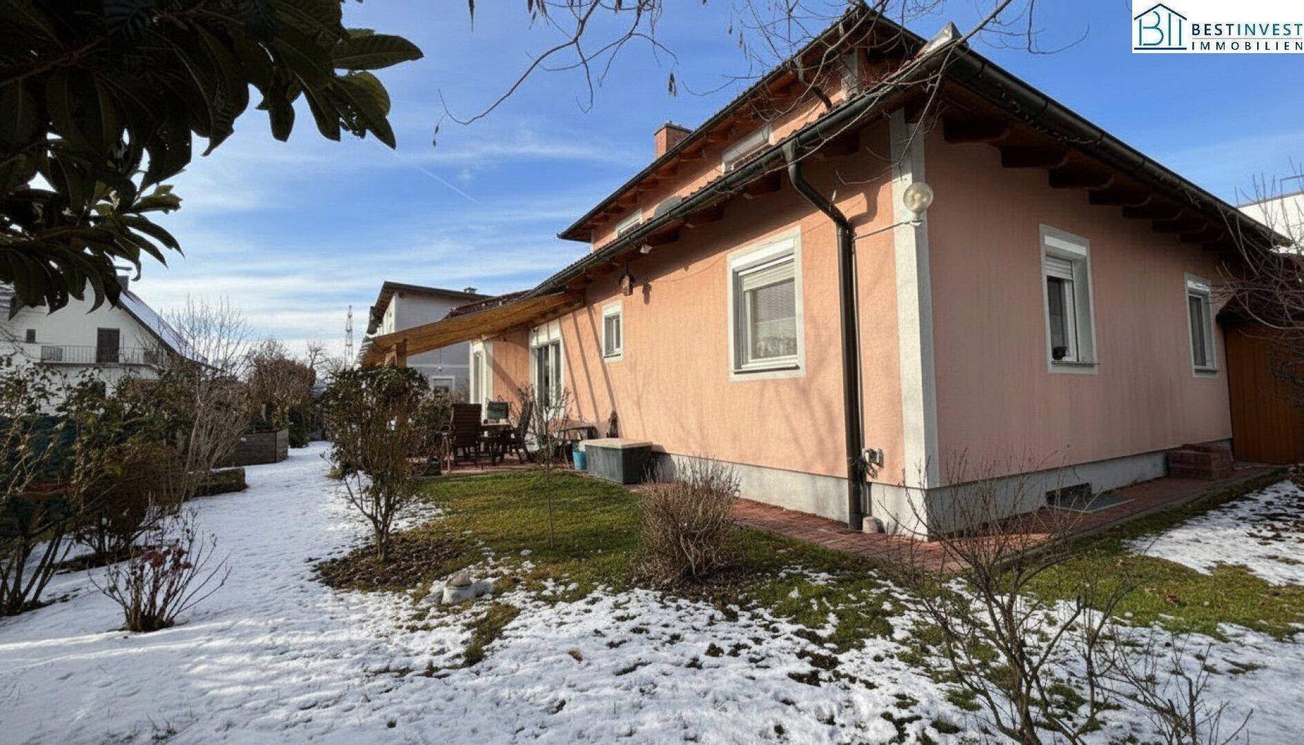 Ansicht des Hauses von der Gartenseite mit Terrasse und gepflegter Außenanlage.