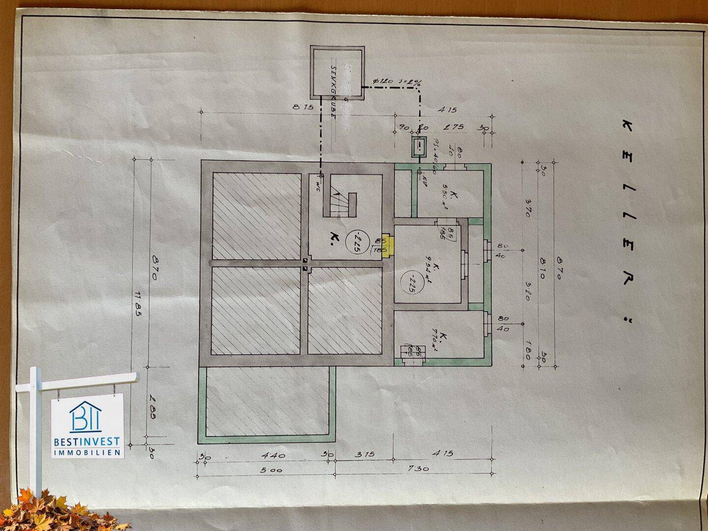 Handgezeichneter Grundriss des Kellergeschosses mit verschiedenen Räumen und Abmessungen.