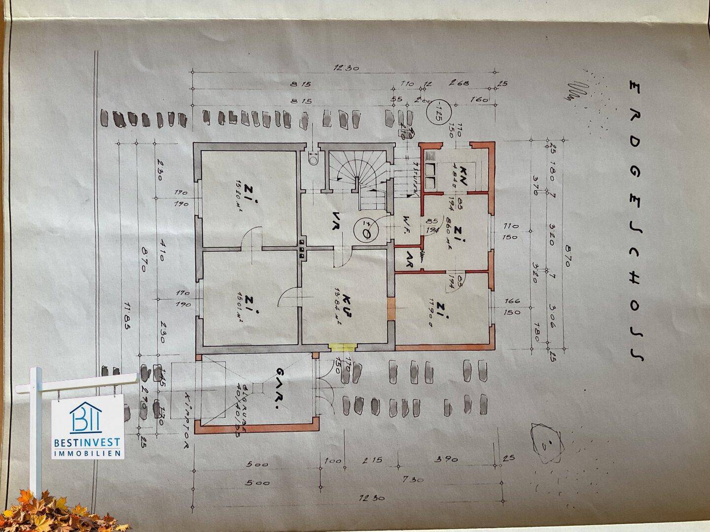 Detaillierter Grundriss des Erdgeschosses mit Küche, Wohnzimmer und integrierter Garage.