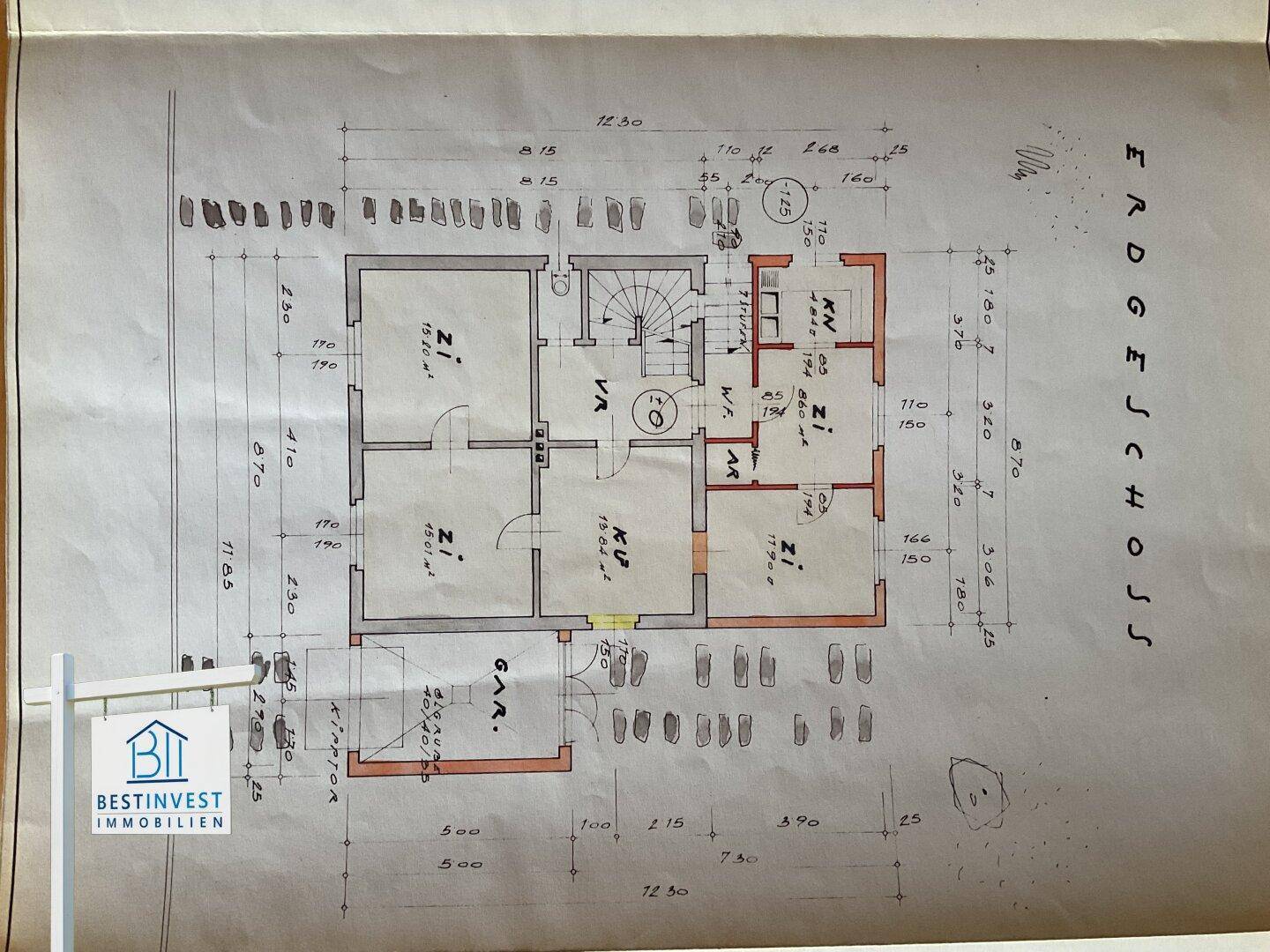 Grundriss des Erdgeschosses mit Wohnbereichen, Küche, Flur und integrierter Garage.