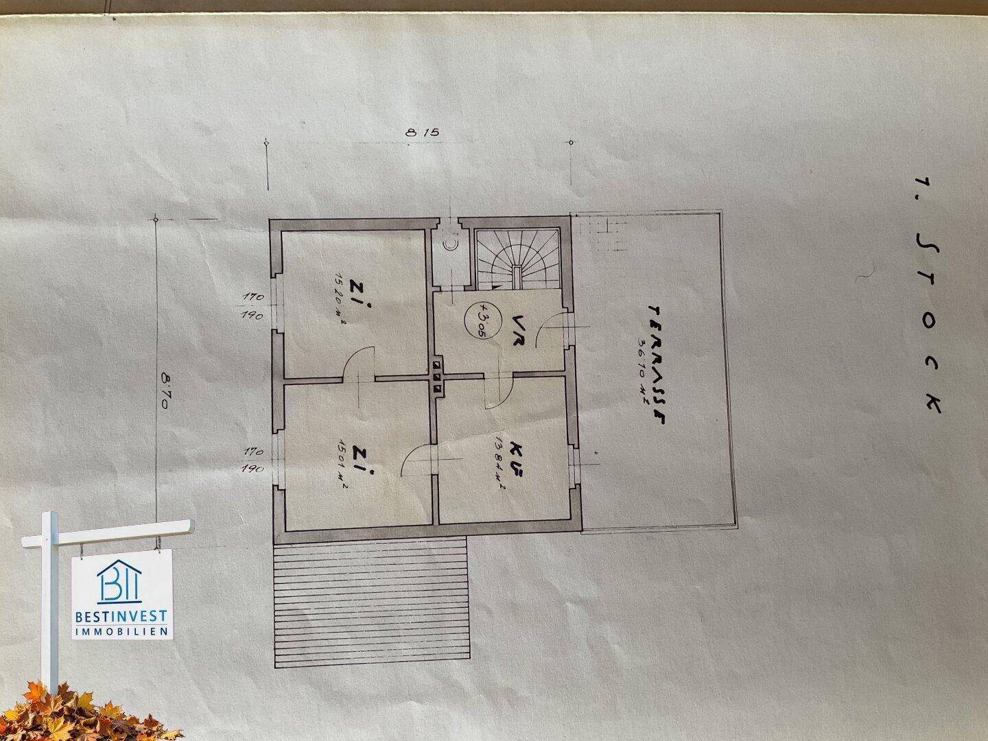 Grundriss des ersten Stocks mit Schlafzimmern, Flur und einer großen Terrasse.