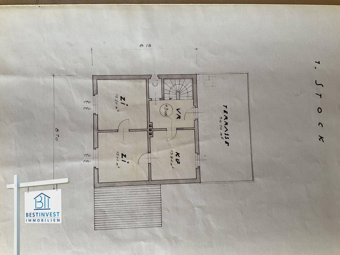 Grundriss des ersten Stocks mit Schlafzimmern, Flur und einer großen Außenterrasse.