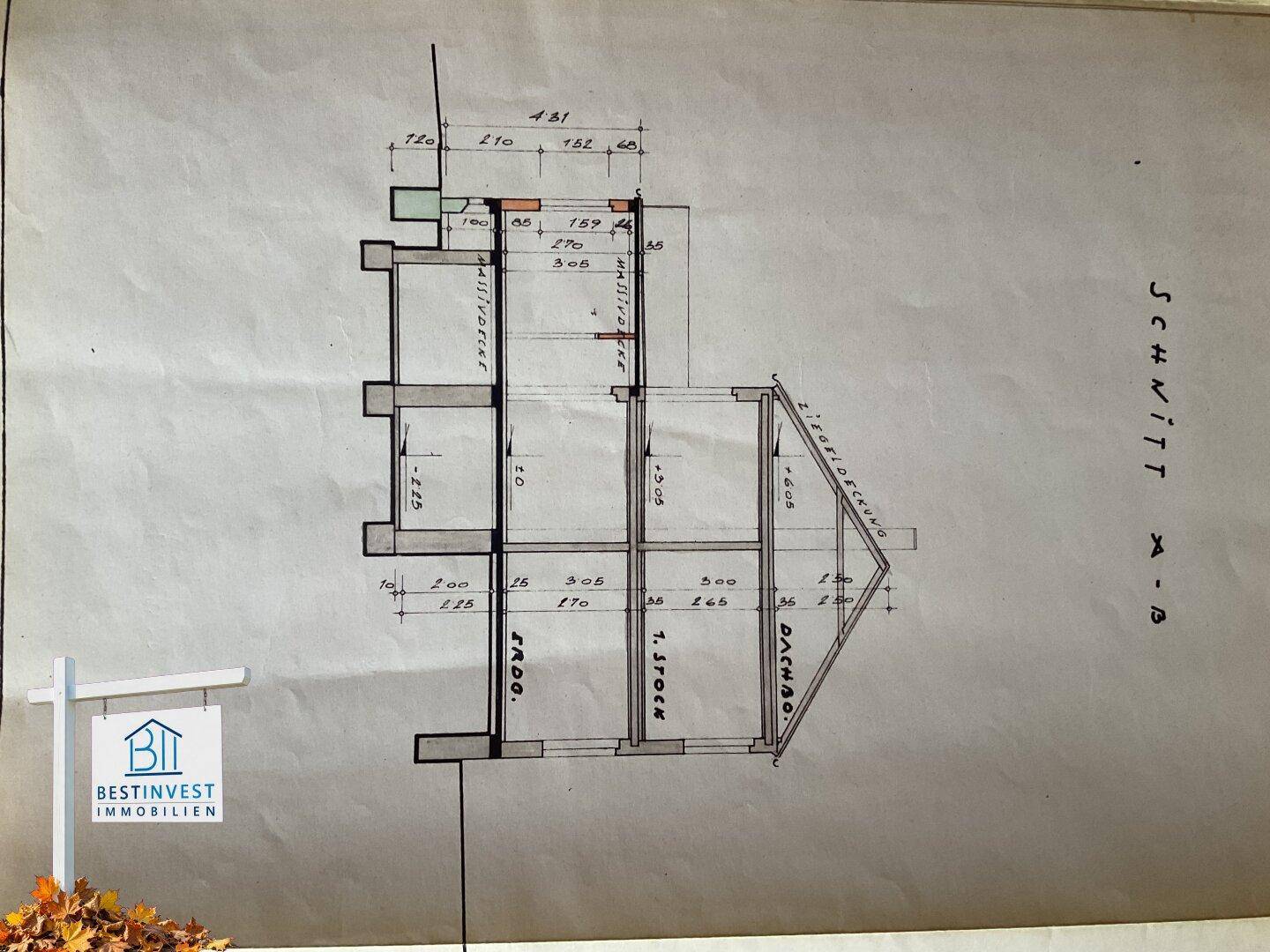 Architektonischer Schnittplan des Gebäudes, der die verschiedenen Stockwerke und Dachkonstruktion zeigt.