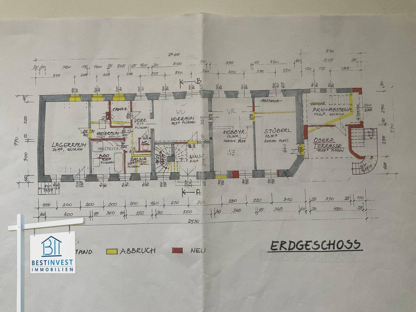 Detaillierter Grundriss des Erdgeschosses mit Sauna, Lagerraum, Küche und überdachter Terrasse.