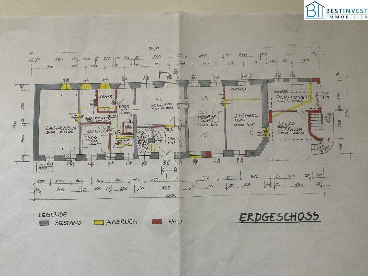 Grundriss des Erdgeschosses mit verschiedenen Räumen, Lagerraum, Sauna und überdachter Terrasse.