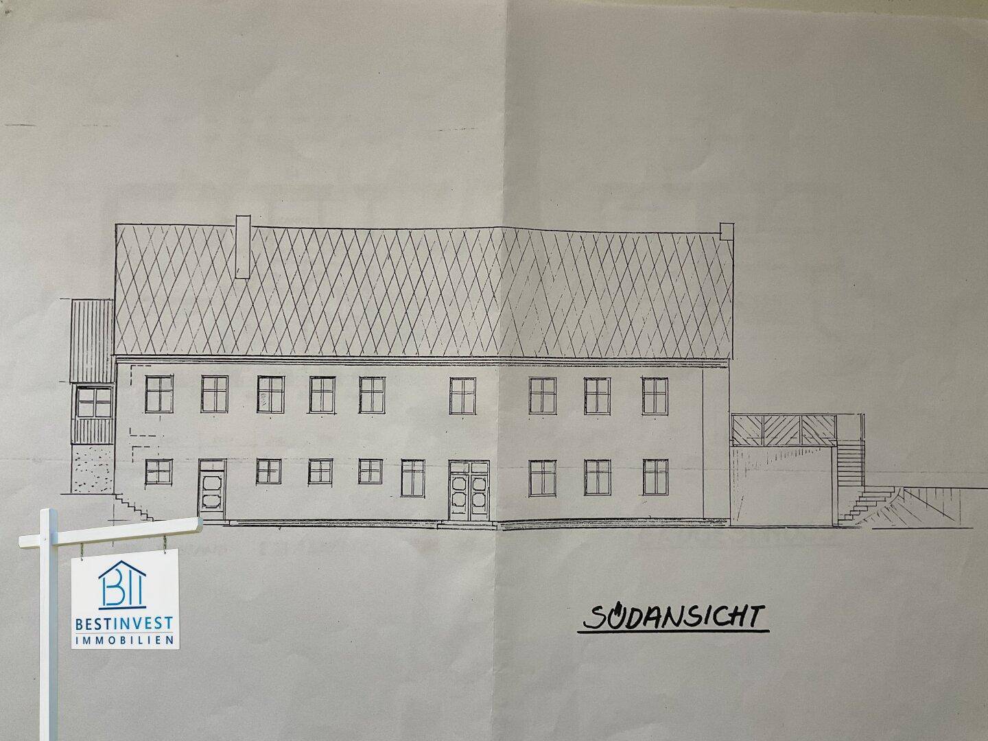 Südansicht des Gebäudes als architektonische Zeichnung mit mehreren Fenstern und einem Satteldach.
