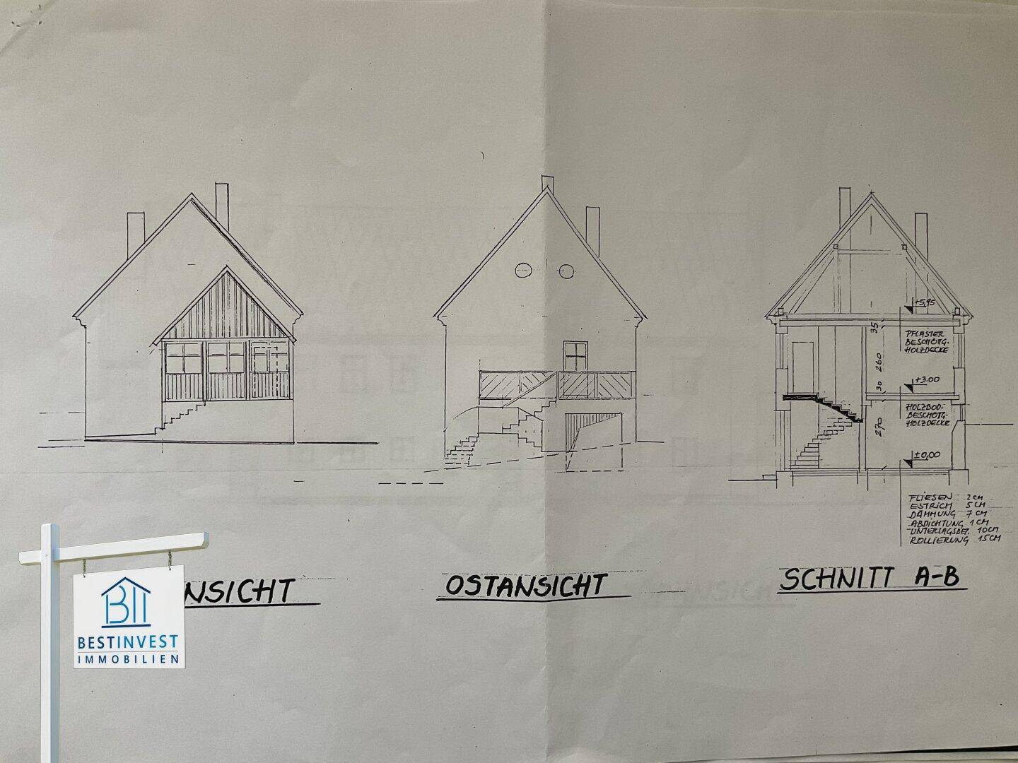 Architektonische Ansichten und ein Schnitt des Gebäudes, die die Struktur und Dachschrägen zeigen.