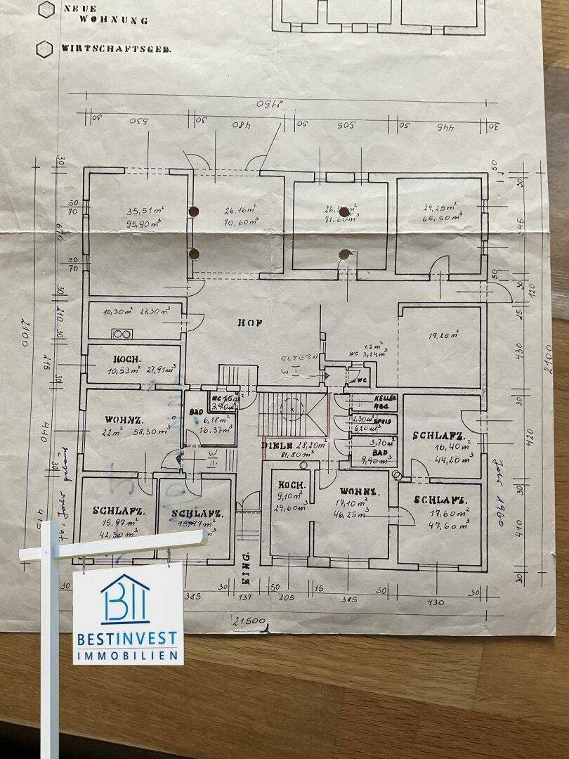 Detaillierter Grundriss einer Wohnung mit mehreren Zimmern, Bädern und Küchenbereichen.