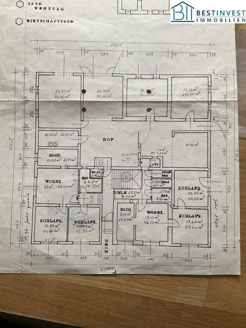 Detaillierter Grundriss des Erdgeschosses mit Raumaufteilung und Flächenangaben.