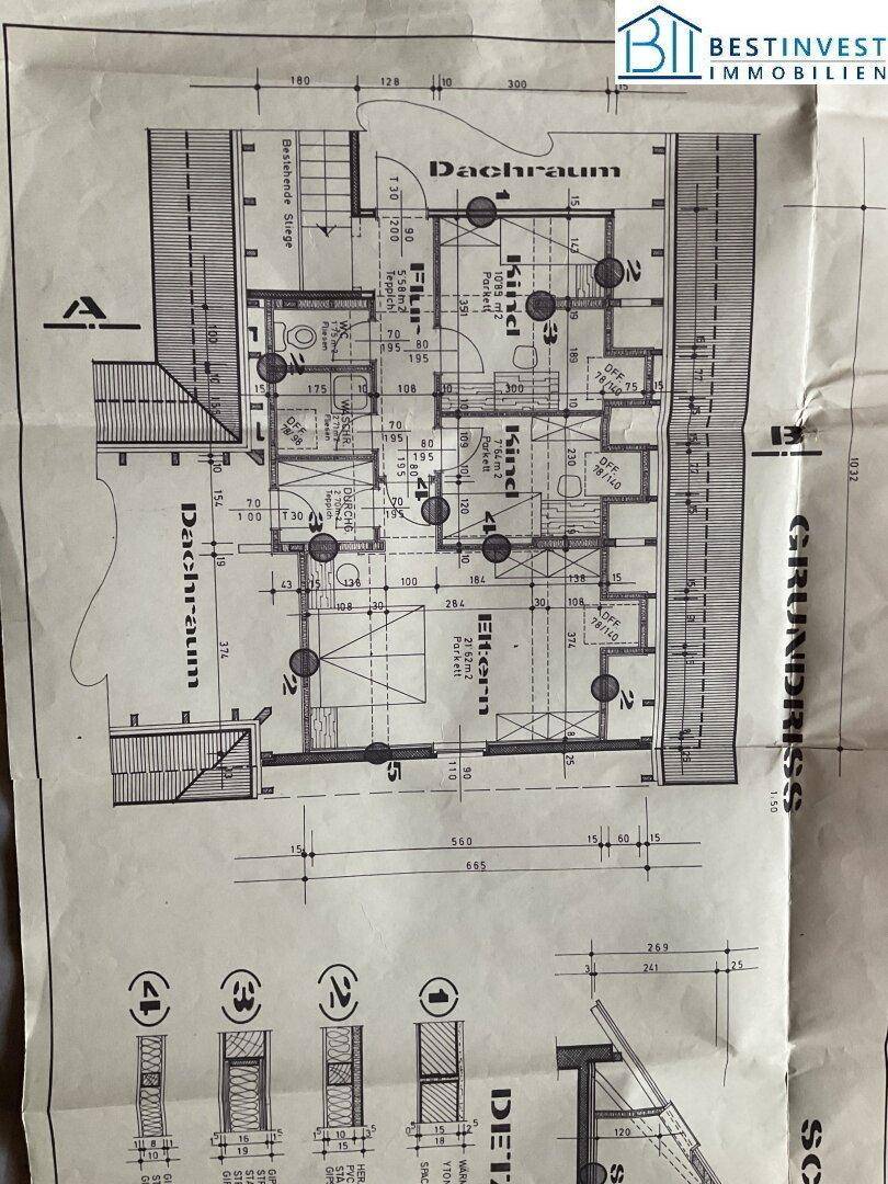 Grundriss des Dachraums mit Schlafzimmern und Bädern, inklusive Dachschrägen.