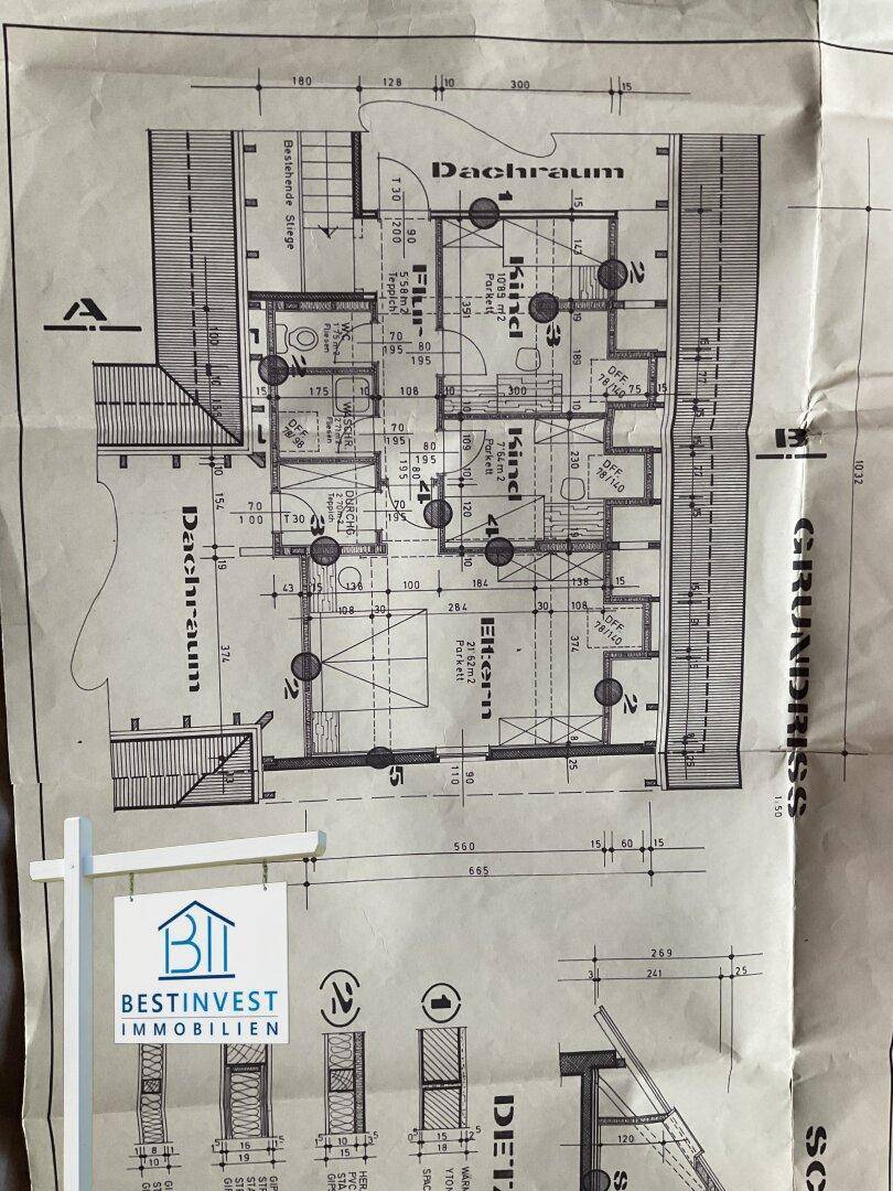 Detaillierter Grundriss des Dachraums mit eingezeichneten Schrägen und strukturellen Details.