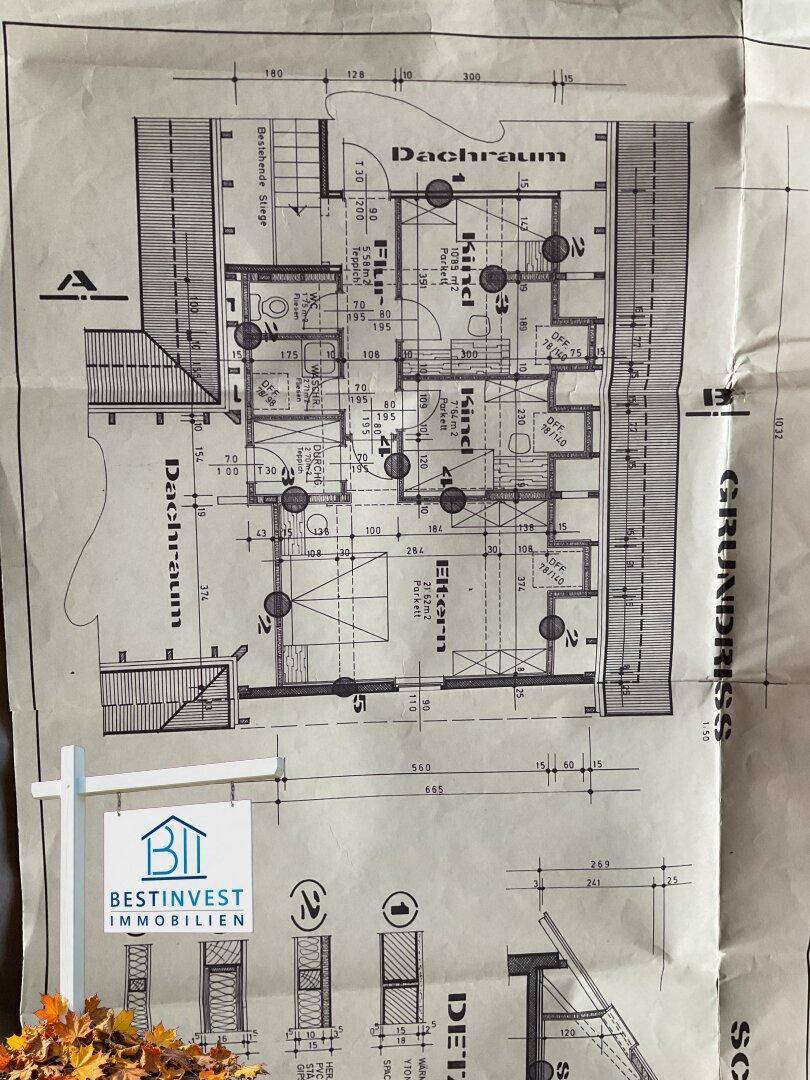 Grundrissplan des Dachgeschosses mit Schlafzimmern und Dachraum, inklusive Details.
