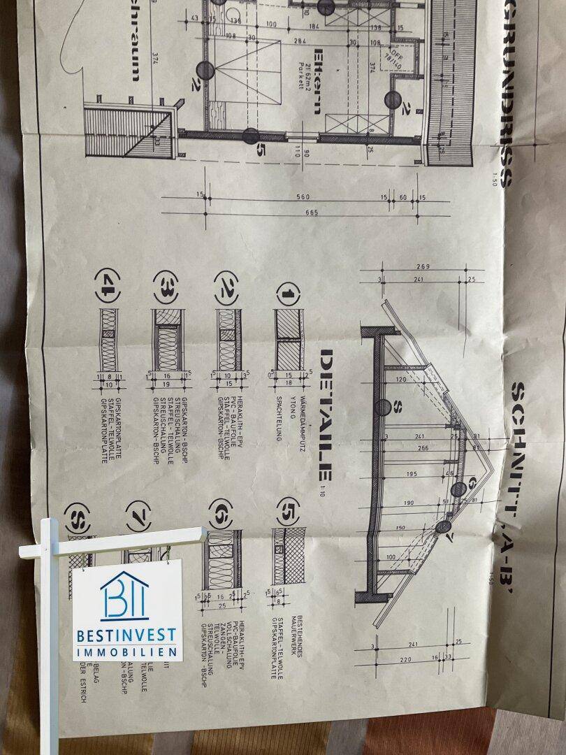 Architektonischer Schnittplan mit Details zur Dachkonstruktion und verschiedenen Bauelementen.