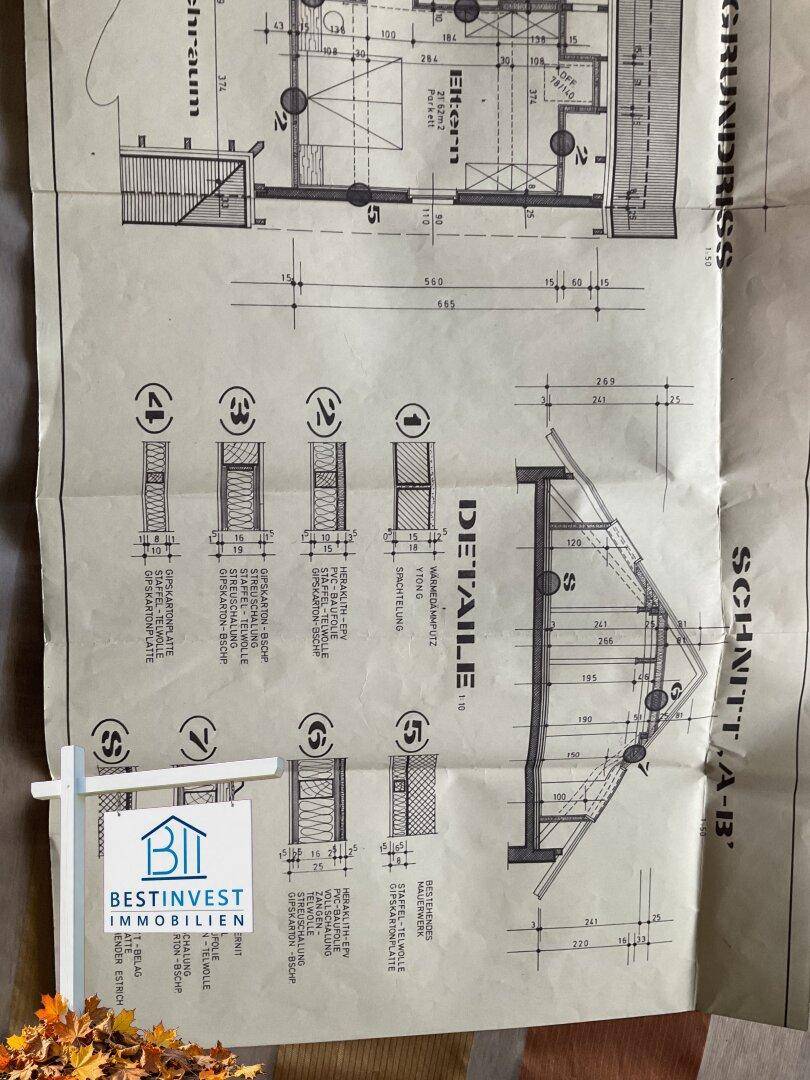 Technischer Schnittplan A-B mit Konstruktionsdetails und Holzverkleidung.