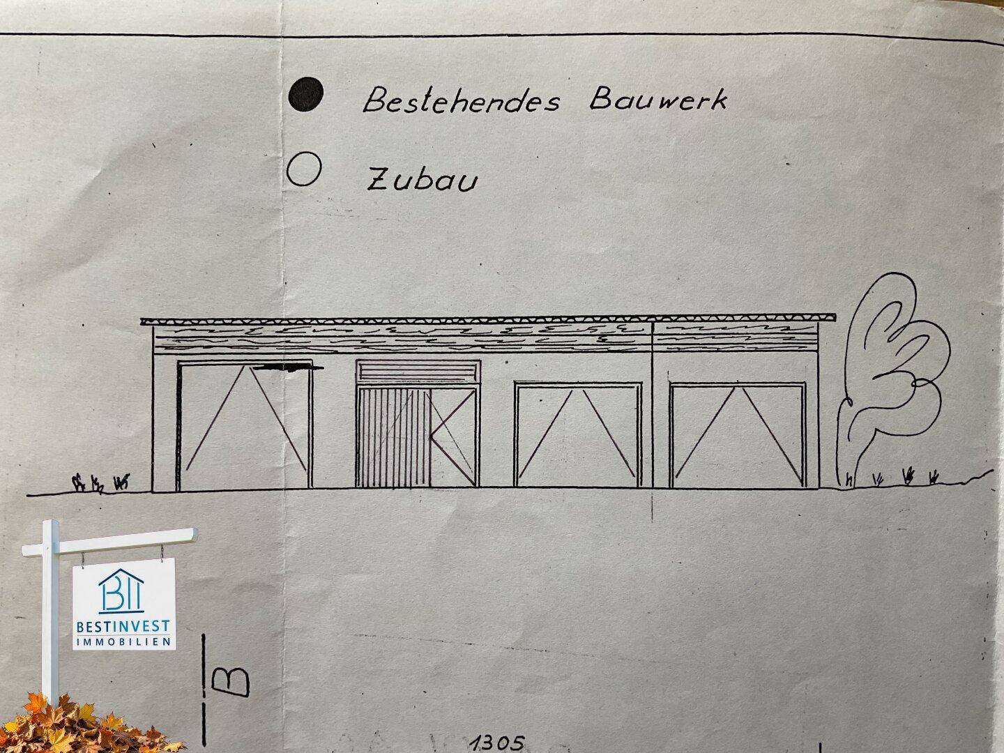 Architektonische Zeichnung einer Gebäudefassade mit Kennzeichnung von Bestand und Anbau.