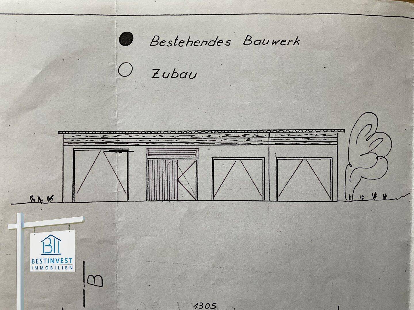 Zeichnung einer Gebäudefassade mit bestehendem Bauwerk und geplantem Zubau, inklusive Garagentoren.