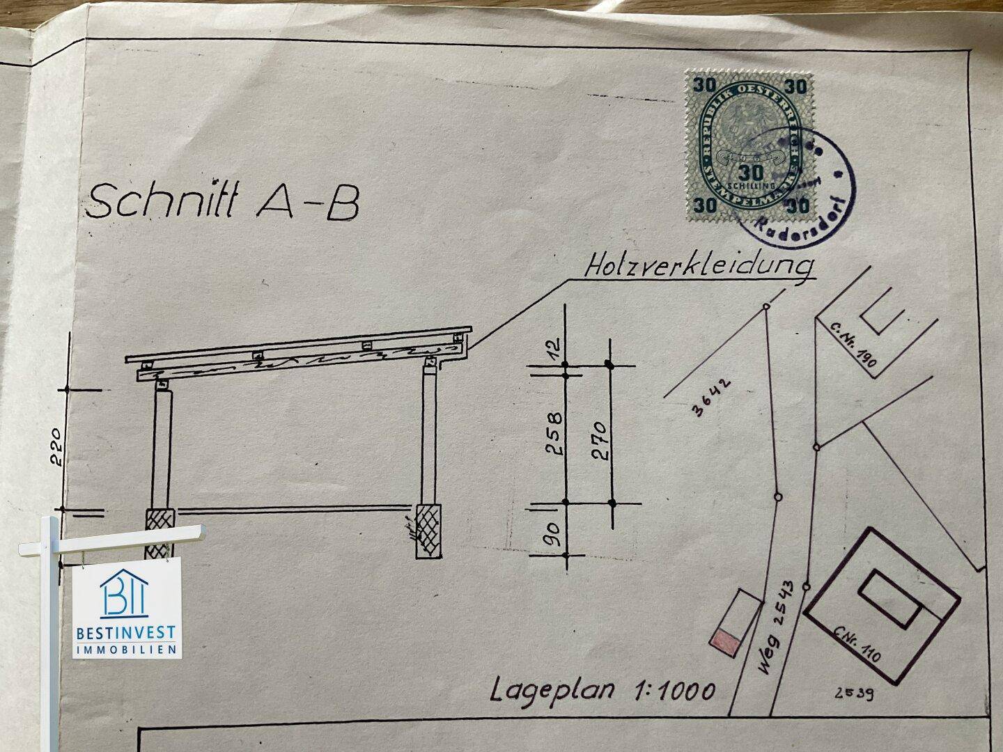 Schnittzeichnung eines Gebäudes mit Bemaßungen und einem Lageplan im Maßstab 1:1000.