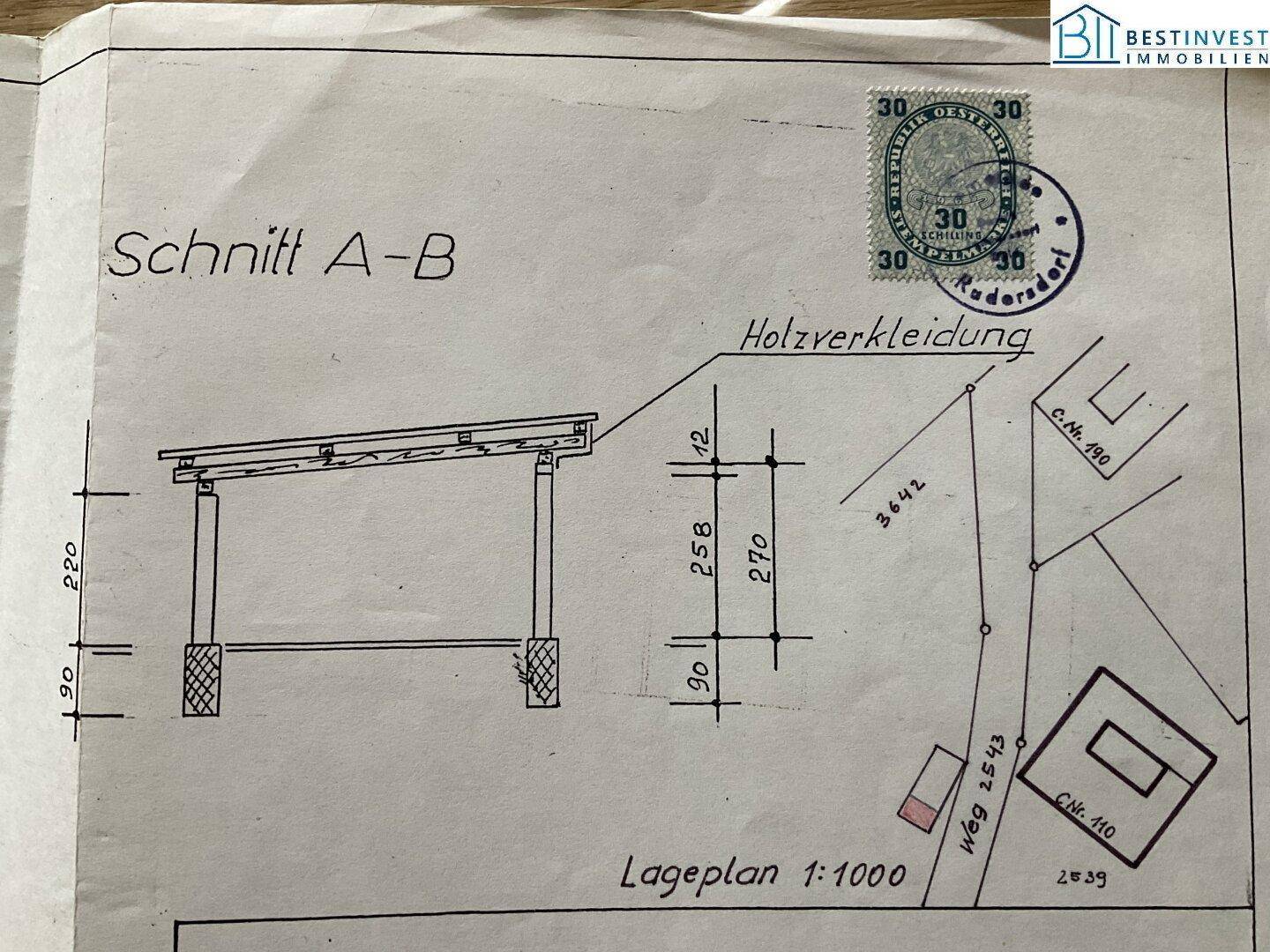 Schnittzeichnung und Lageplan des Grundstücks mit Holzverkleidung.