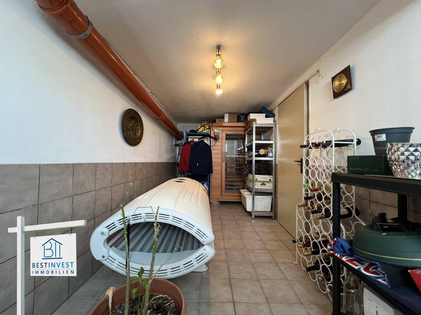 Kellerraum mit Fliesenboden, Stauraum und einem Solarium, vielseitig nutzbar.