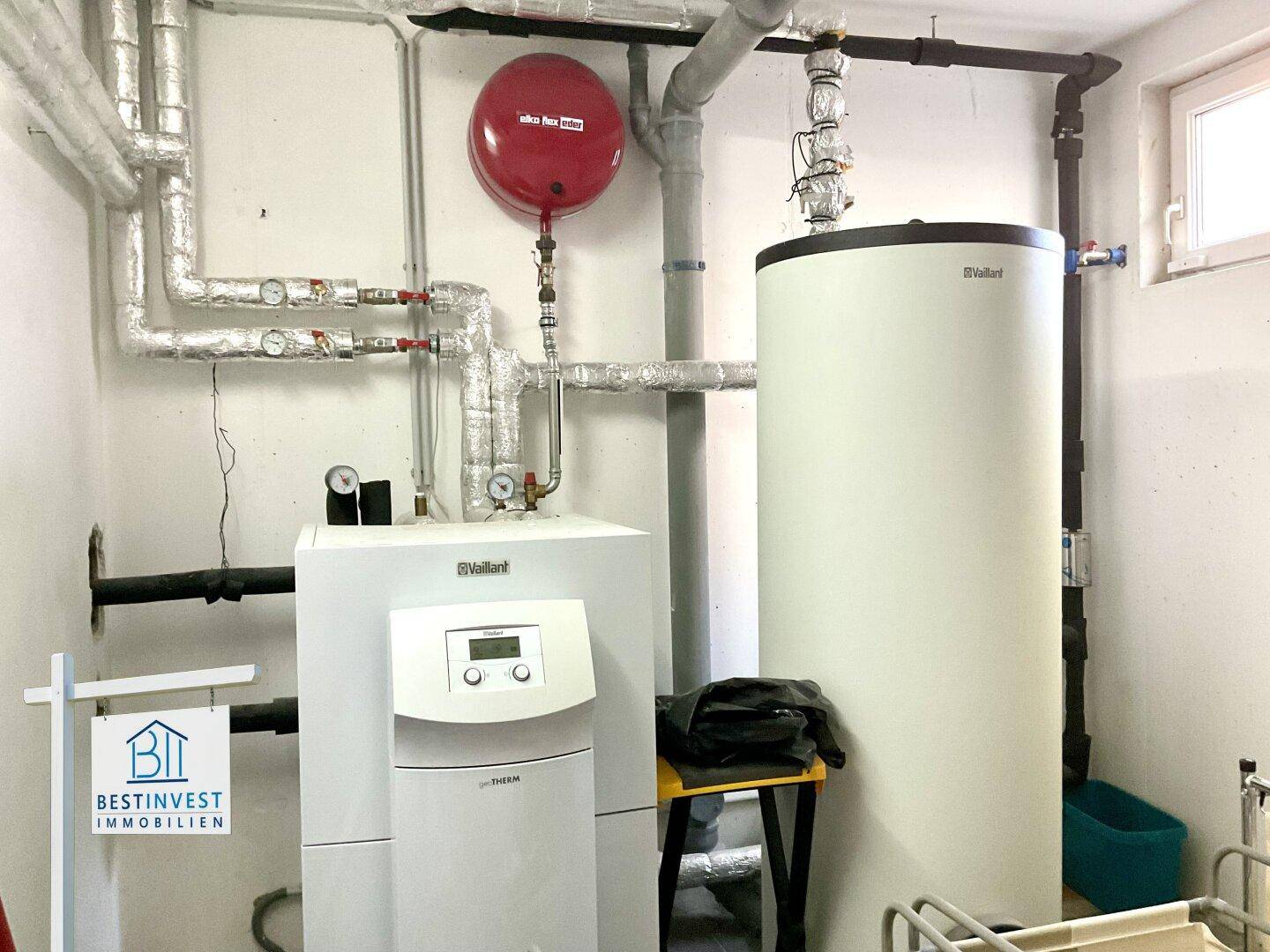 Technikraum mit Heizungsanlage und Warmwasserspeicher, gut zugänglich für Wartungsarbeiten.
