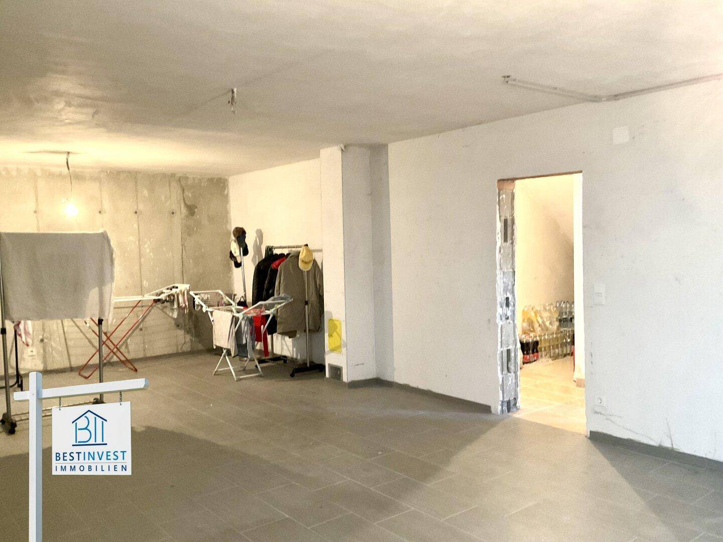 Geräumiger Kellerraum mit Betonwänden und Fliesenboden, bietet viel Platz für Lagerung oder Hobby.