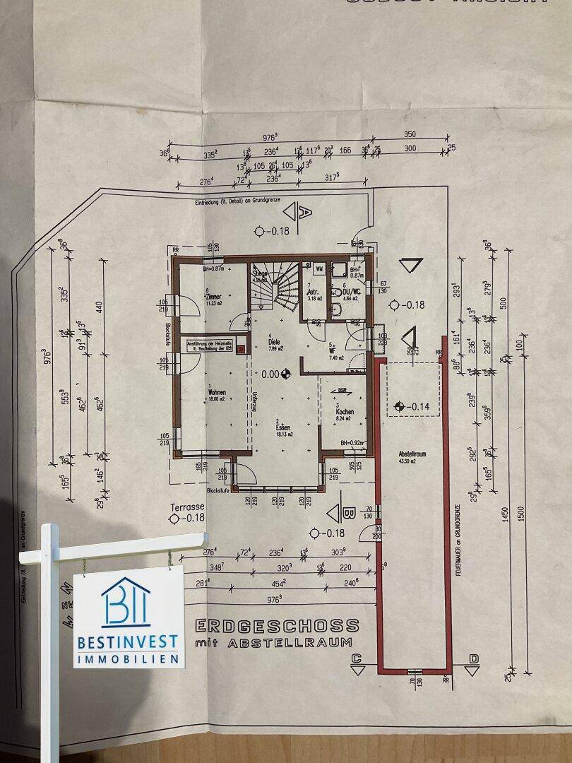 Grundriss des Erdgeschosses mit Wohnbereich, Küche, Esszimmer und Terrasse.