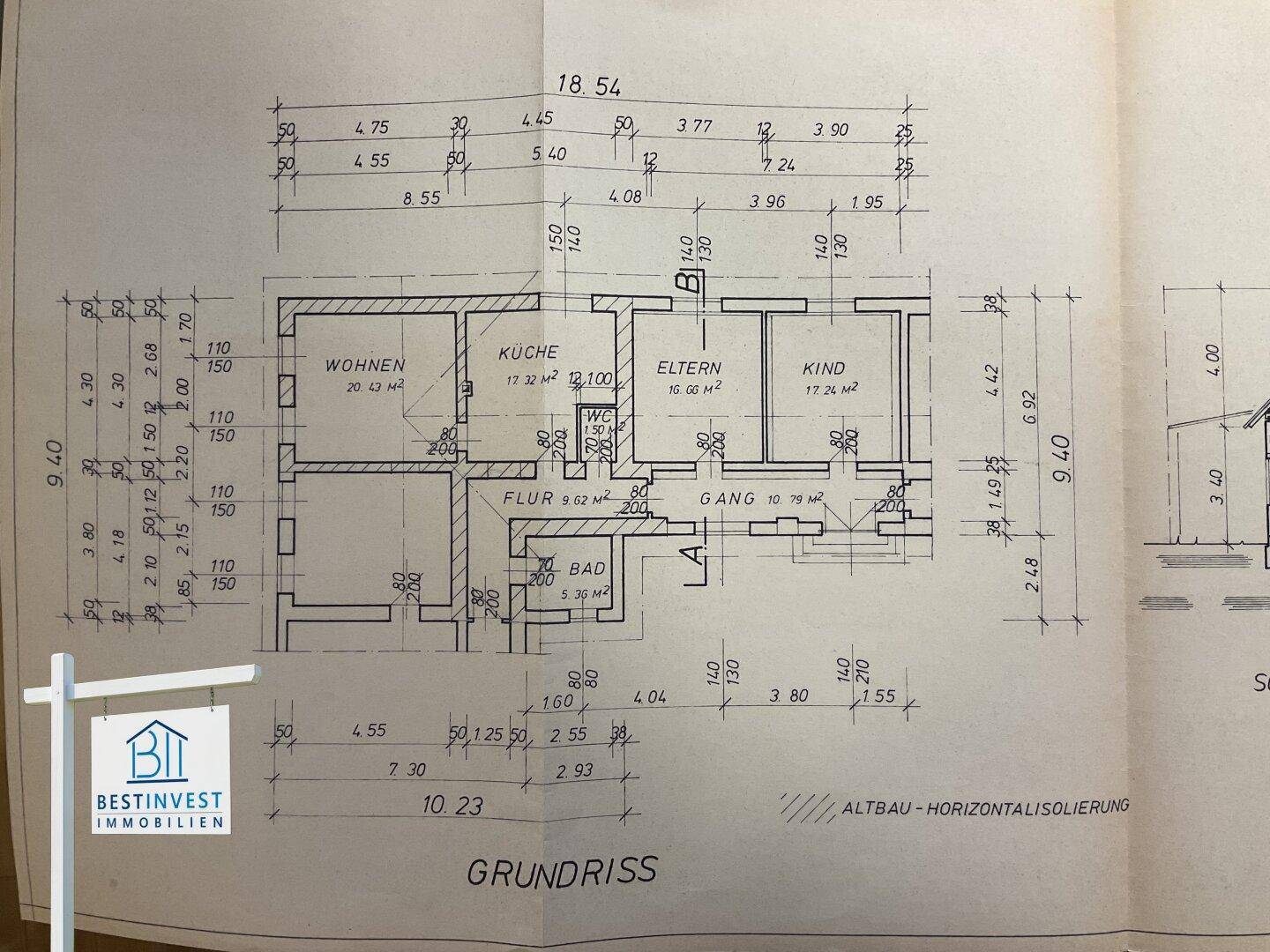 Detaillierter Grundriss mit Raumaufteilung für Wohnen, Küche, Eltern und Kind.