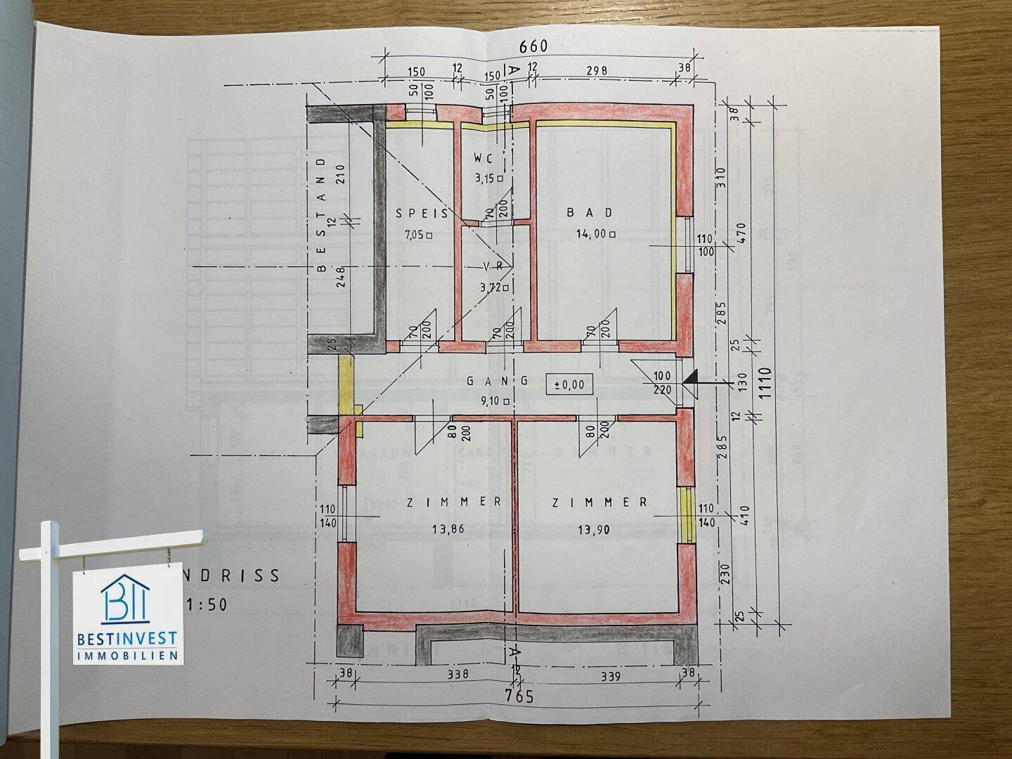Grundriss mit Zimmern, Bad, WC und Speiseraum, detailliert dargestellt.