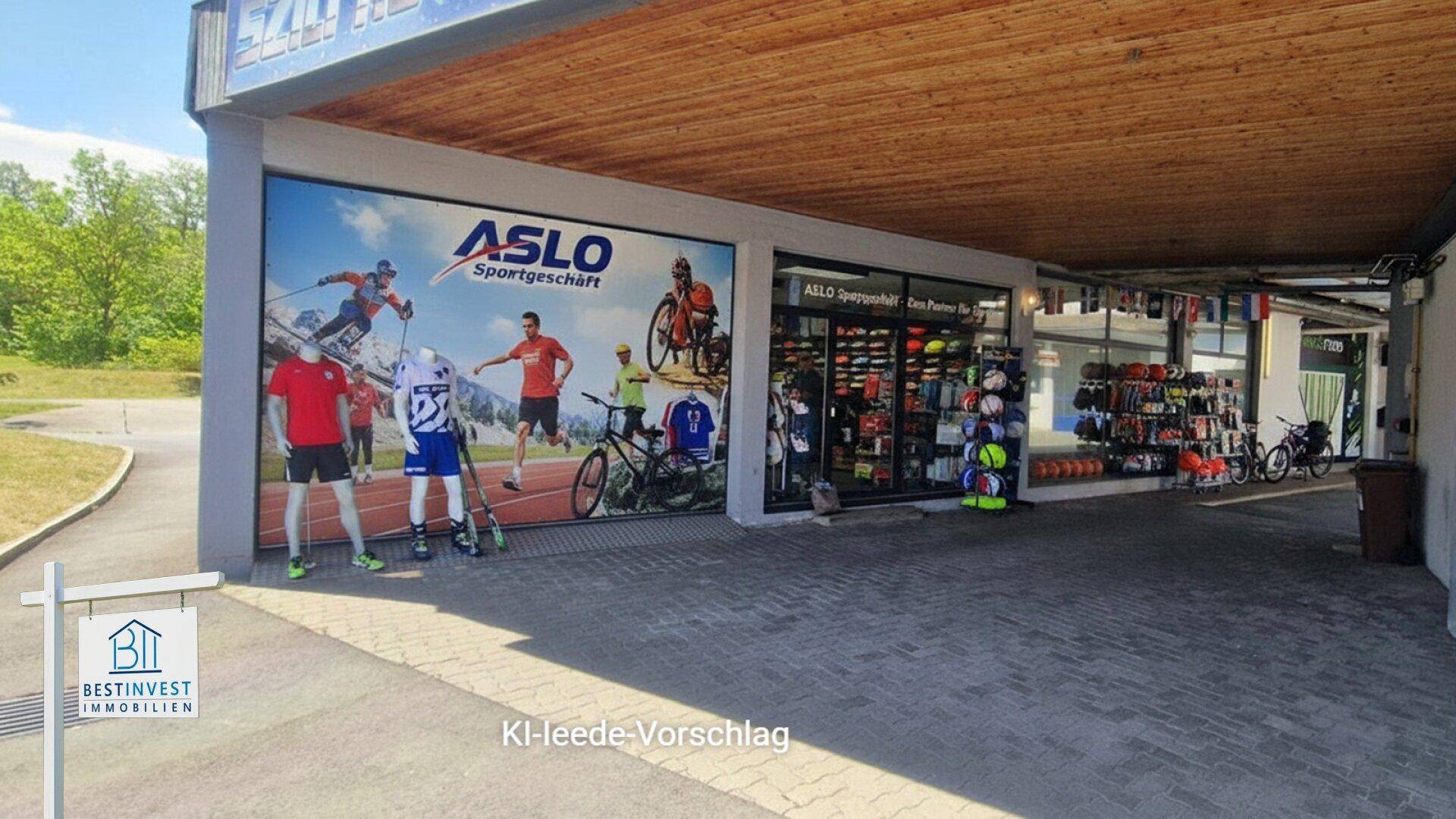 Eingangsbereich eines Geschäftsgebäudes mit Sportgeschäft, großen Schaufenstern und überdachtem Vorplatz.