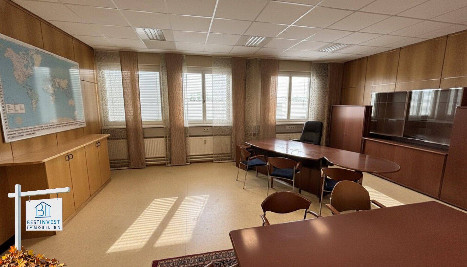 Klassisches Büro mit Holzvertäfelung, großem Schreibtisch und mehreren Fenstern.