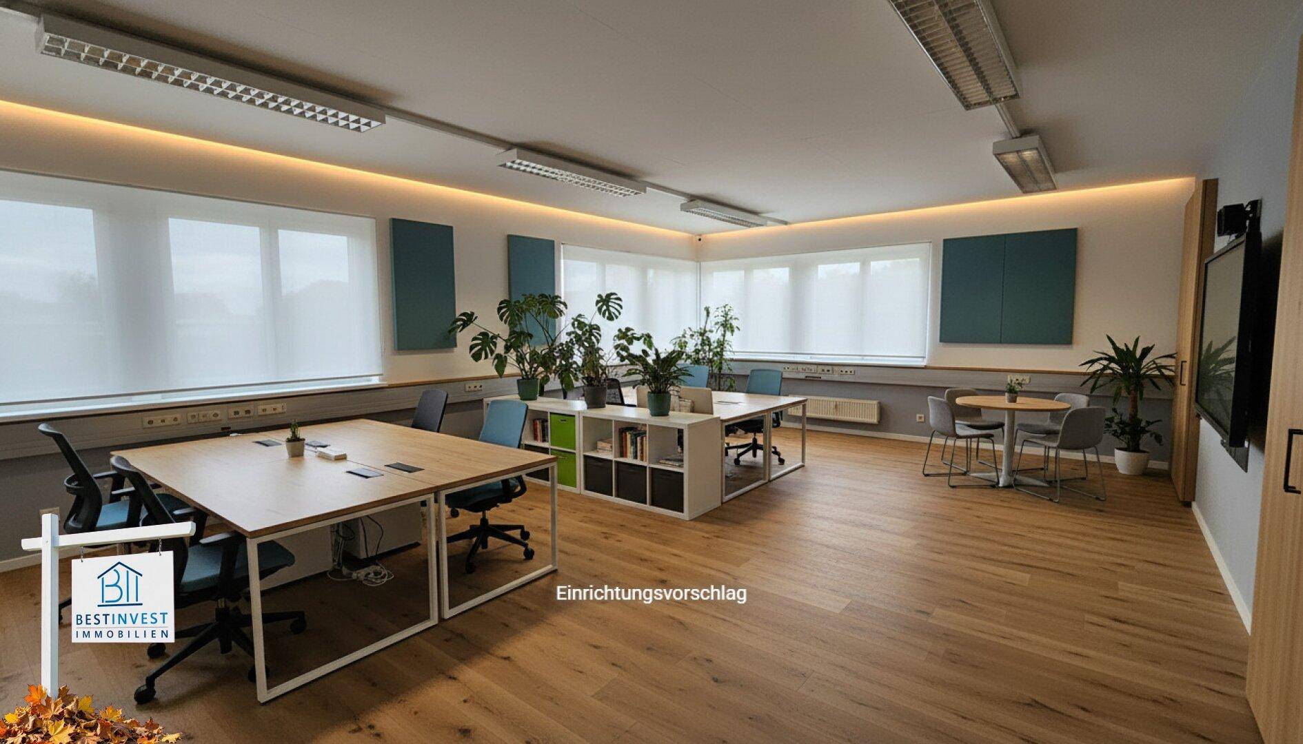 Modernes und helles Großraumbüro mit Holzboden, vielen Pflanzen und flexiblen Arbeitsbereichen.