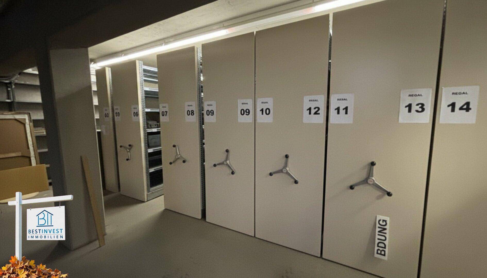 Archivraum mit mobilen Regalsystemen für Akten und Lagerung.