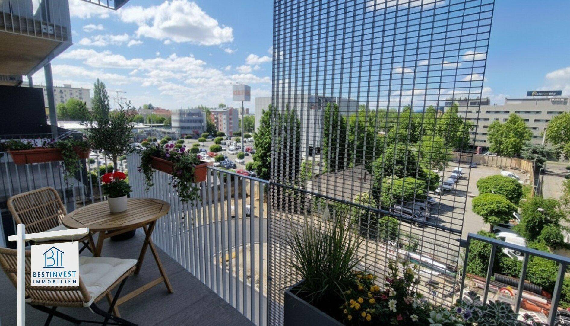 Gemütlicher Balkon mit Sitzgelegenheiten und Blick auf die städtische Umgebung.