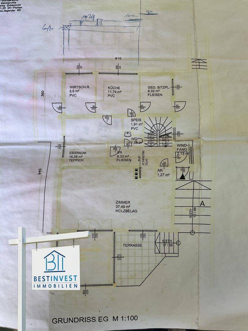 Grundriss des Erdgeschosses mit Küche, Essbereich, Zimmer und Terrasse.