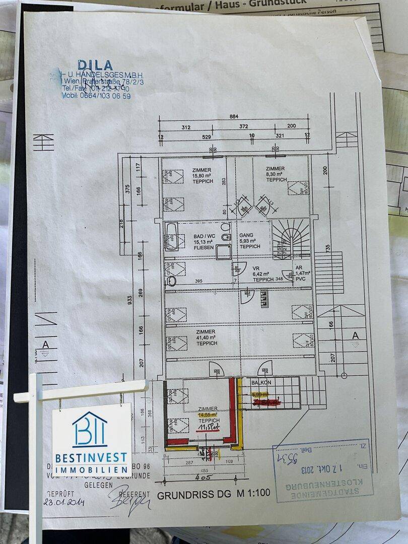 Grundriss des Dachgeschosses mit mehreren Zimmern, Bad/WC und Balkon.
