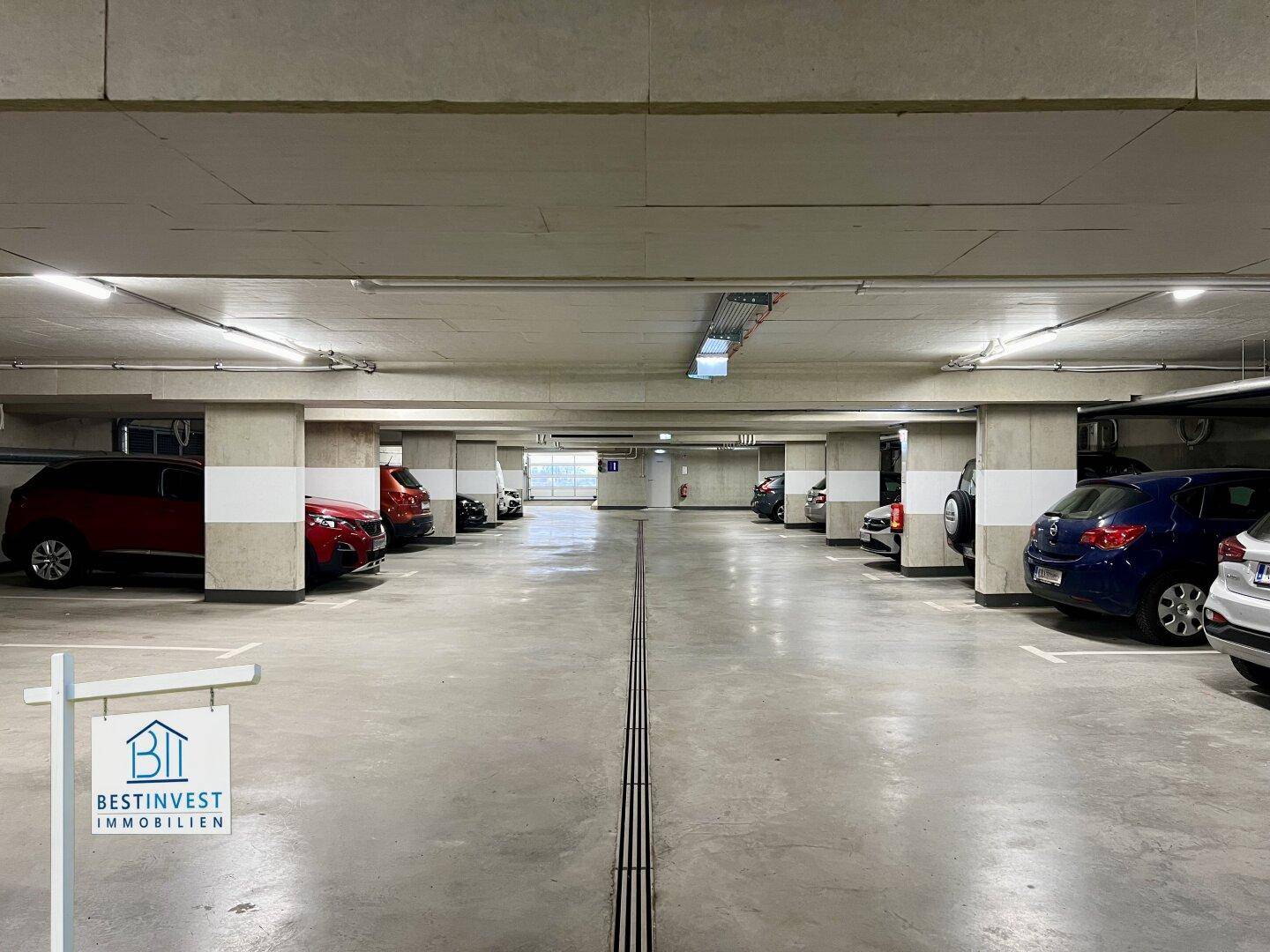 Geräumige Tiefgarage mit vielen Stellplätzen für Fahrzeuge.