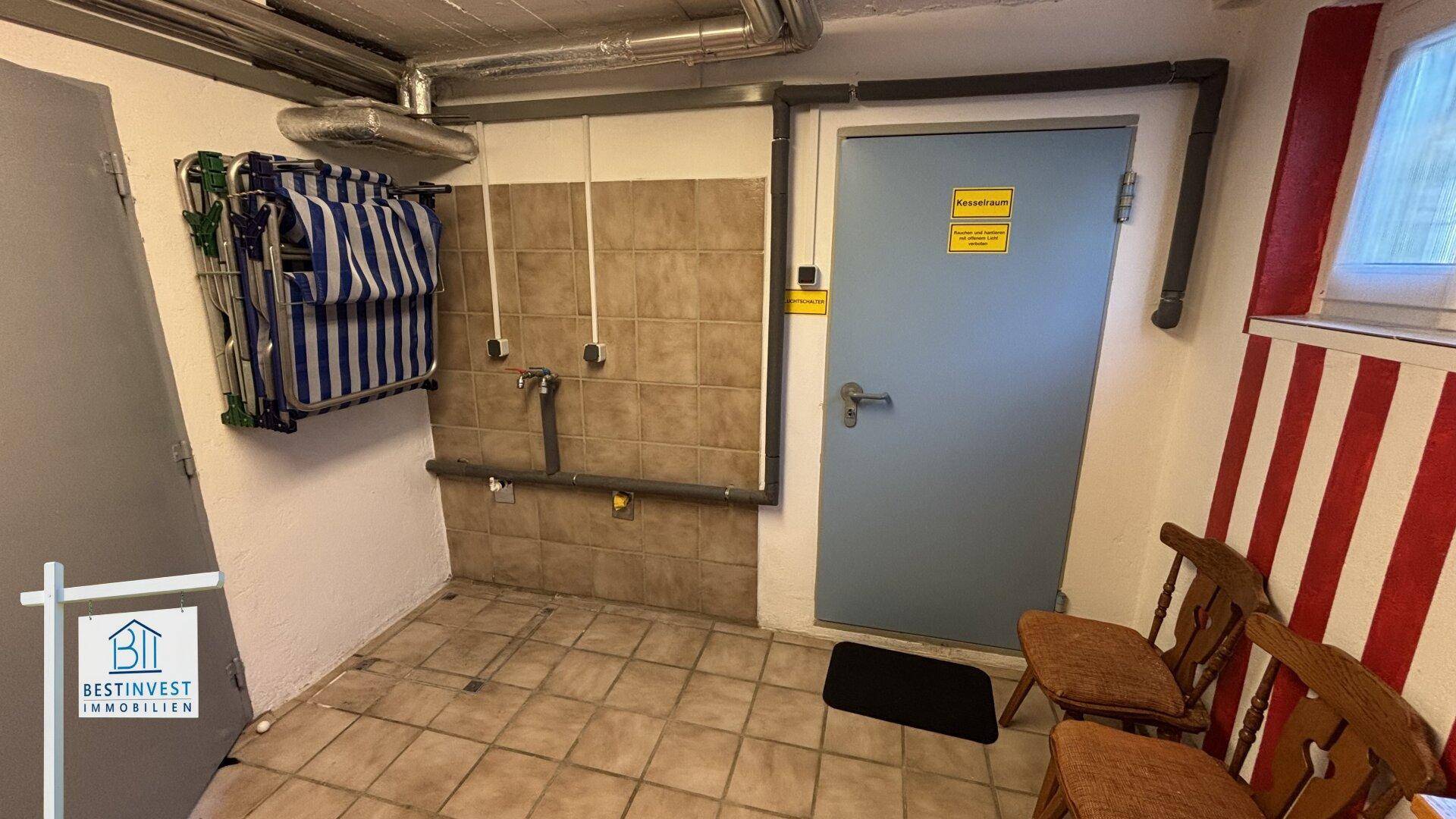 Funktionaler Hauswirtschaftsraum im Keller mit Fliesenboden und Anschlüssen.