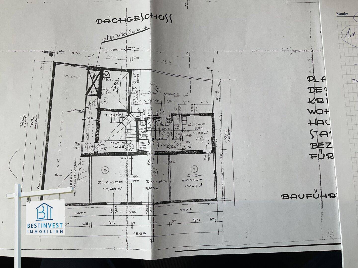 Grundriss des Dachgeschosses mit Zimmern, Dachbodenflächen und Treppenhaus.