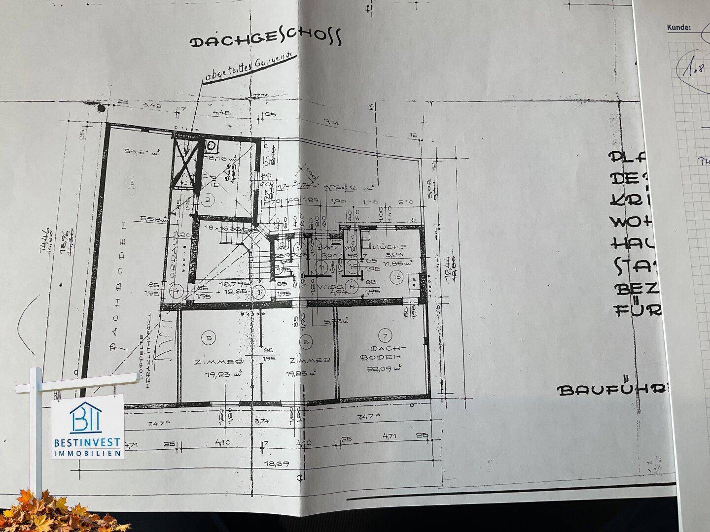 Grundriss des Dachgeschosses mit Zimmern und Dachbodenflächen, inklusive Treppenhaus.