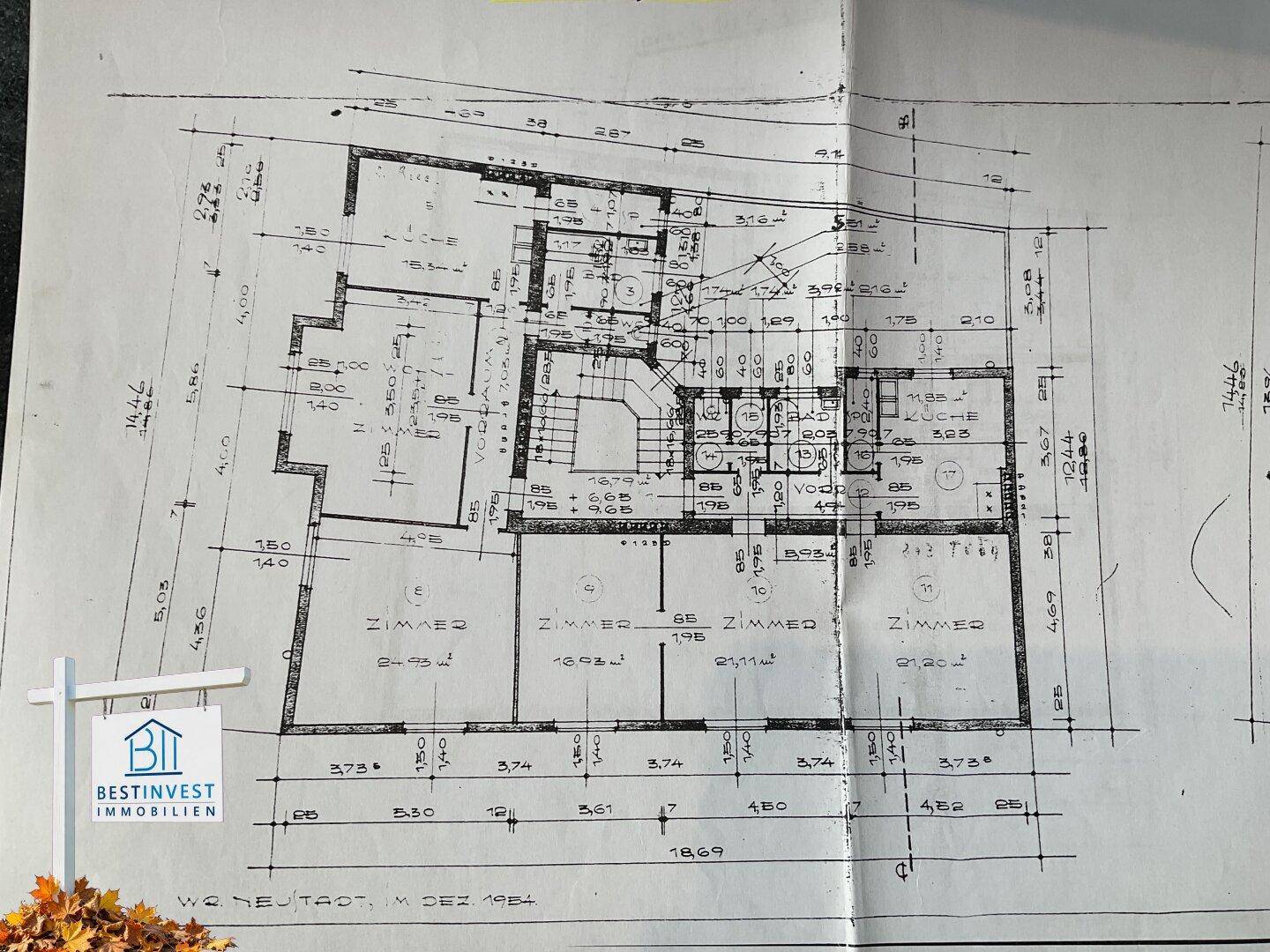 Detaillierter Grundrissplan eines Stockwerks mit mehreren Zimmern und Bemaßungen.