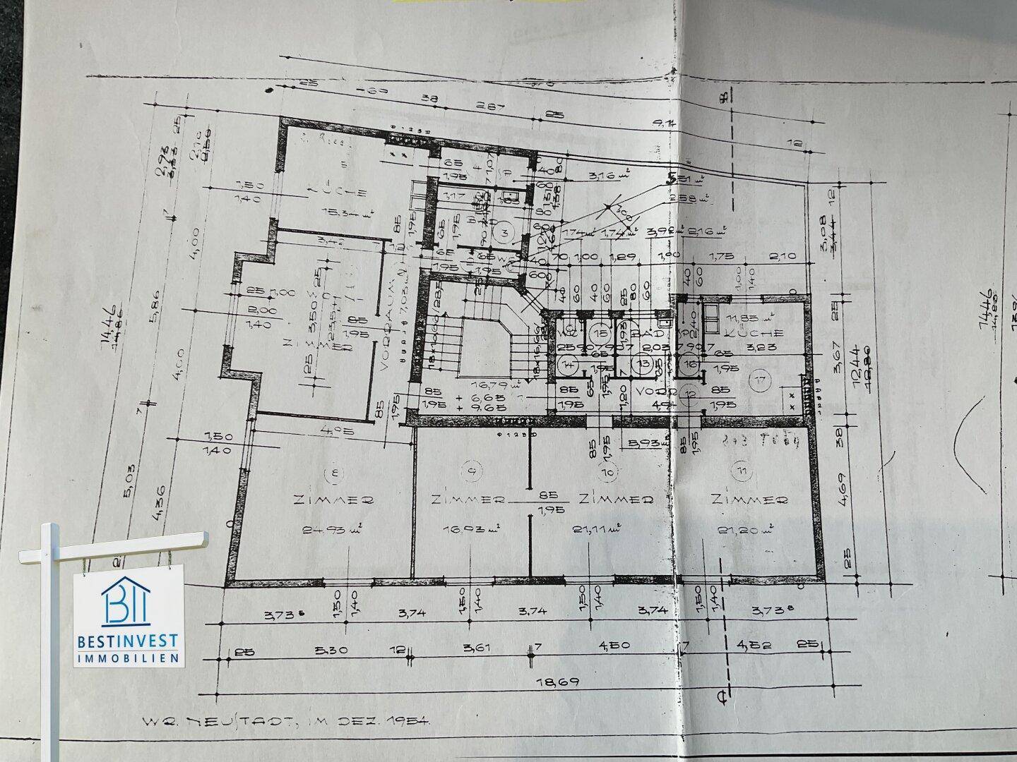 Detaillierter Grundrissplan eines Geschosses mit Zimmeraufteilung und Maßen.