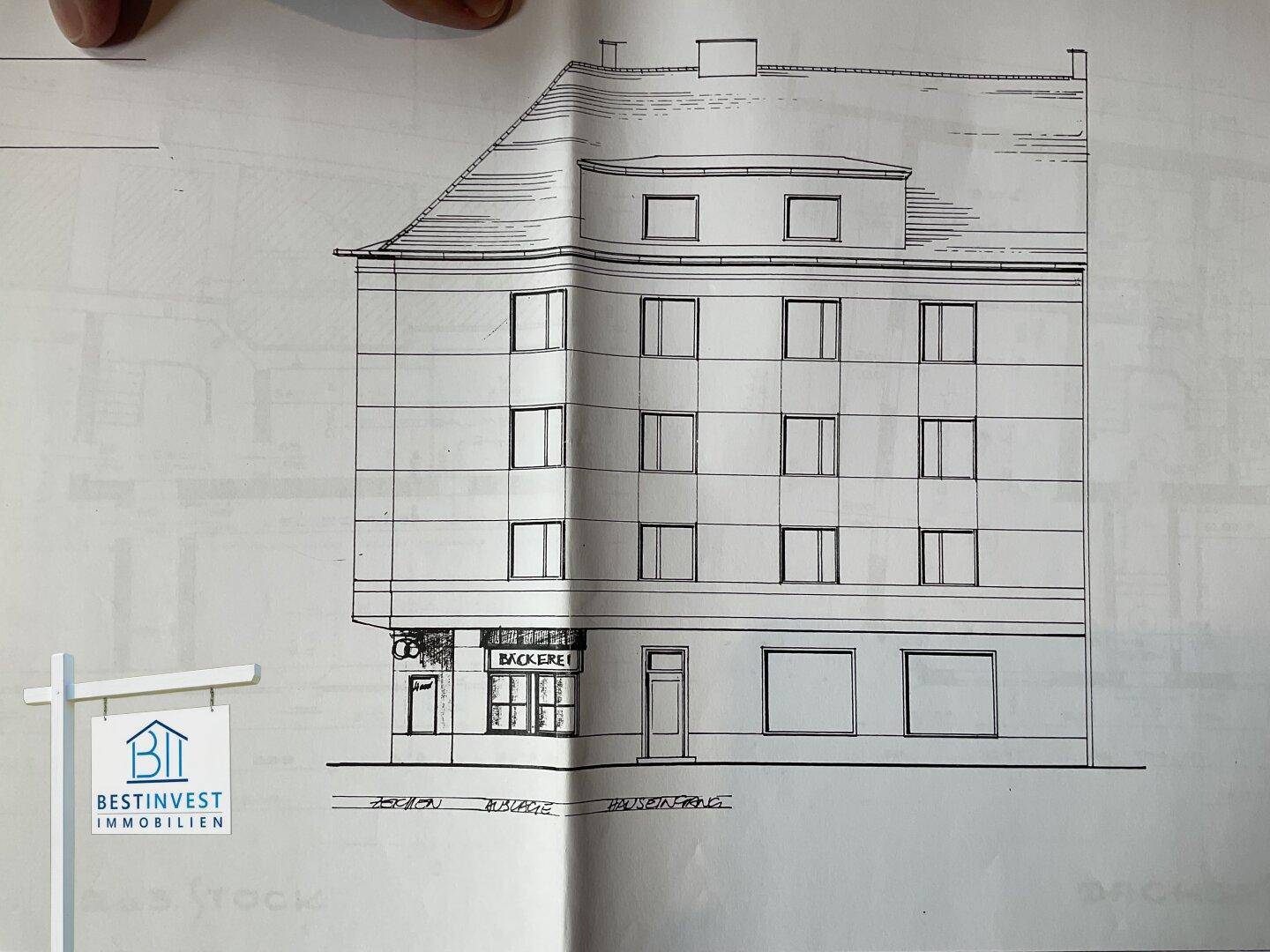 Architektonische Zeichnung der Gebäudefassade mit Fenstern und Dachform.