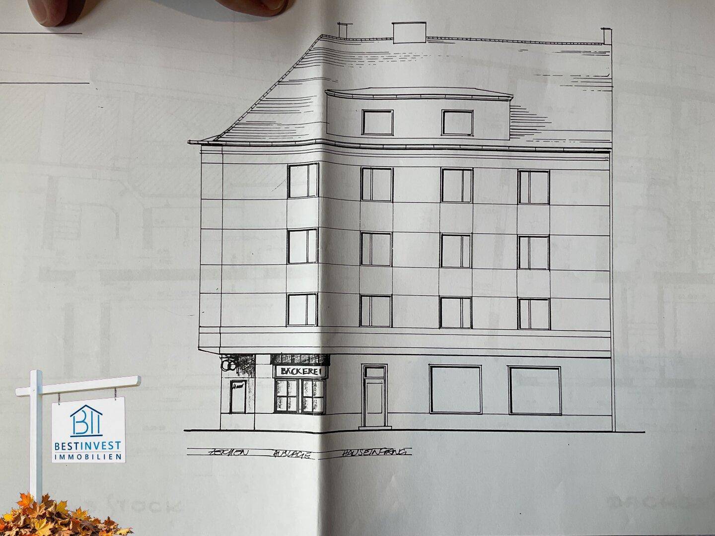 Architektonische Zeichnung der Gebäudefassade mit Fenstern und Dachform.