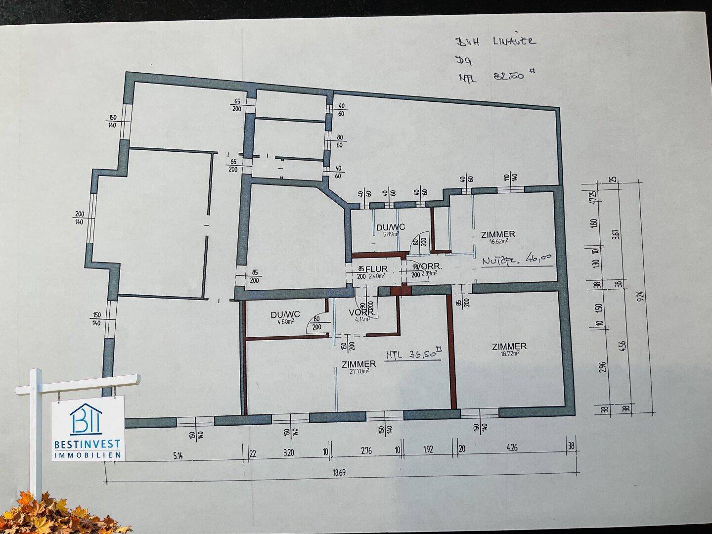 Farbiger Grundrissplan einer Wohnung mit drei Zimmern, Bad und WC.