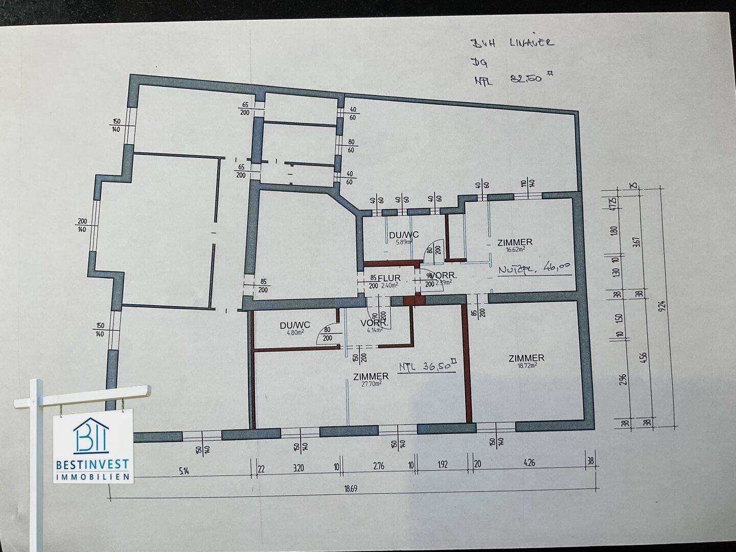 Farbiger Grundrissplan einer Wohnung mit Zimmern, Flur und Bädern.