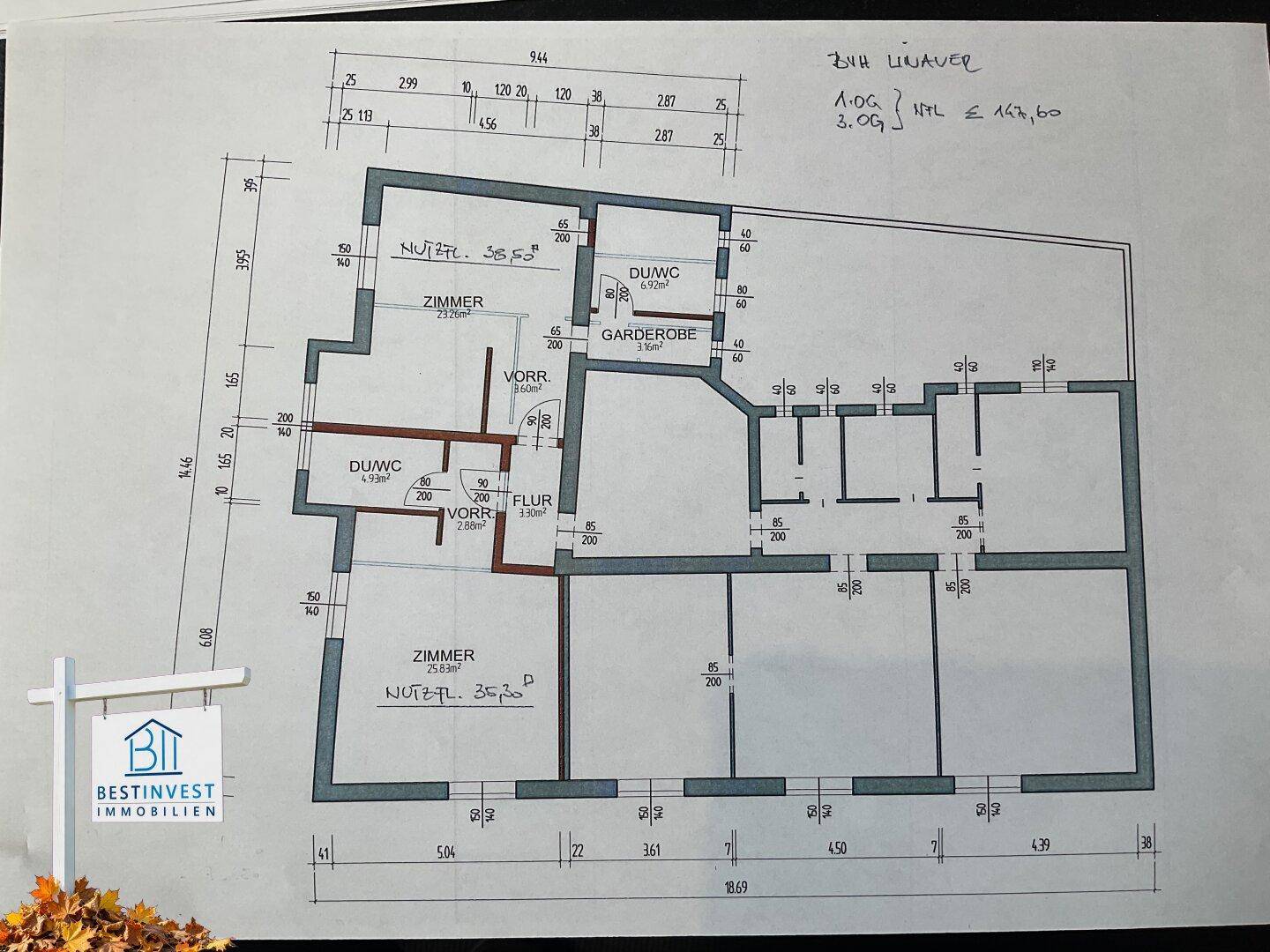Farbiger Grundrissplan einer Wohnung im Obergeschoss mit Garderobe und mehreren Zimmern.